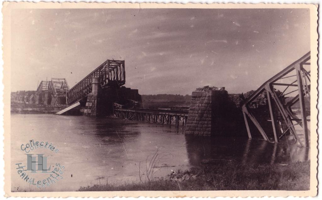Spoorbrug Deventer, gezien vanuit de stad; opgeblazen door de duitsers in W.O. II (door Dick Zweers)