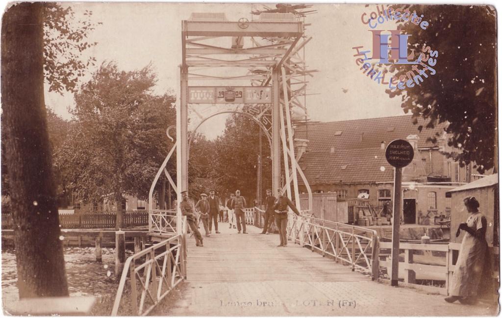 Langebrug met militairen ca. 1910